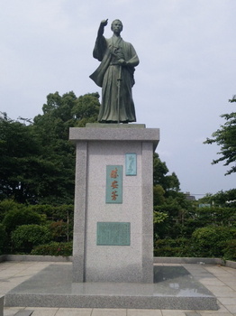 隅田川　勝海舟像